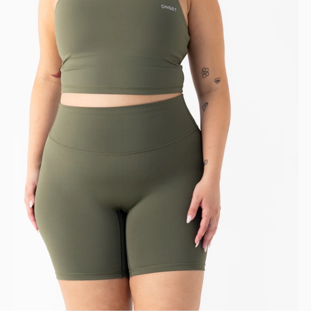 ON SET 7” FOREST GREEN BIKER SHORTS.